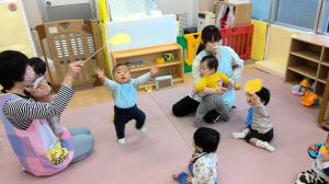 手作りのちょうちょを見ている0歳児
