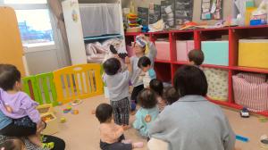 まるいたまごのペープサートを見ている1歳児