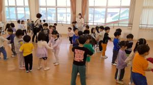 3クラスで触れ合い遊びをしている子ども達