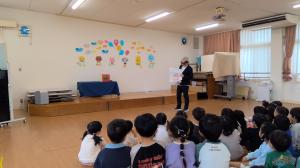 マジックを見ている子ども達