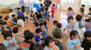 ジュースを飲んでいる子ども達