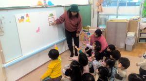 ペープサートを見ている2歳児