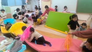 室内アスレチックで遊んでいる2歳児