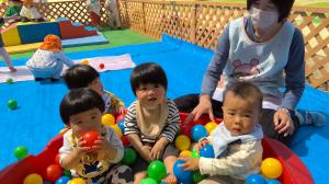 ボールプールで遊んでいる