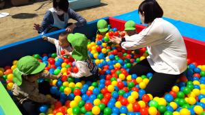 大きなボールプールで遊ぶ２歳児