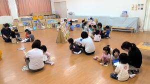 リズム室で絵本をみている