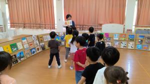 絵本読んでもらっている4歳児