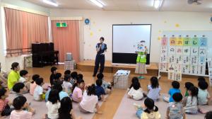 警察官の話を聞く