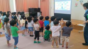 ダンスをしている3歳4歳児