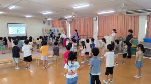 ダンスしてる後ろから
