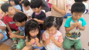 ゼリーを食べる様子　3歳