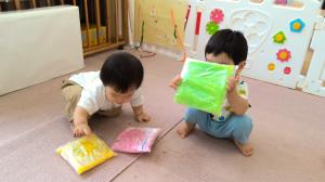 保冷材で遊ぶ0歳児