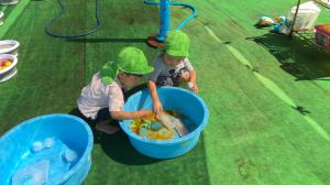 氷遊び（２歳児）