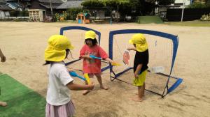 水鉄砲で遊ぶ（4歳児）