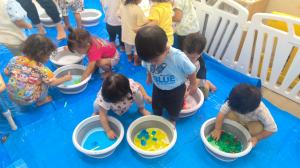色氷を触る１歳児